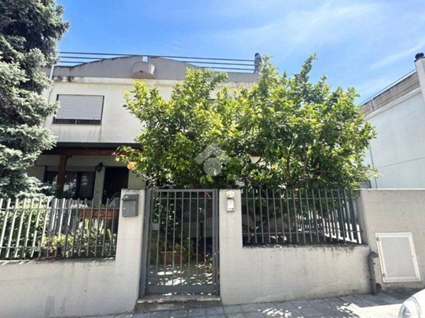 casa indipendente in vendita a Canosa di Puglia