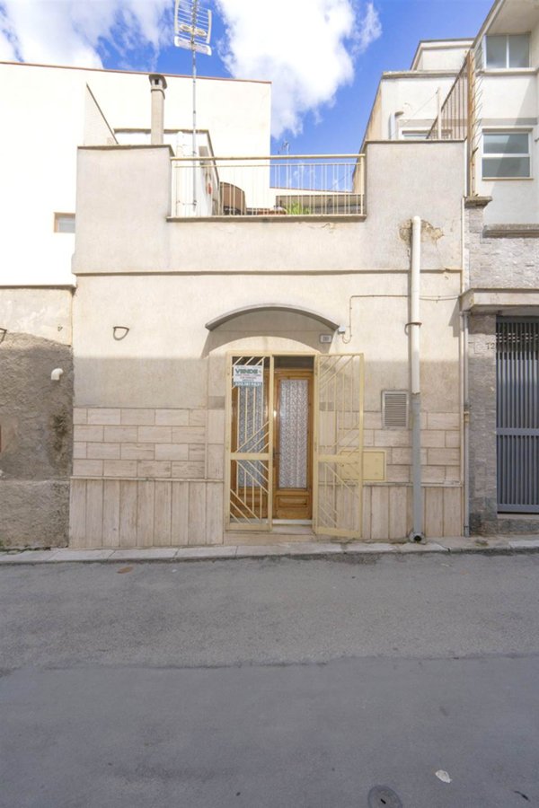 casa indipendente in vendita a Canosa di Puglia