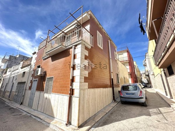 casa indipendente in vendita a Canosa di Puglia
