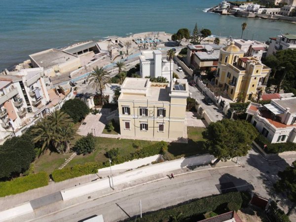 casa indipendente in vendita a Trani in zona Borgo Ottocentesco
