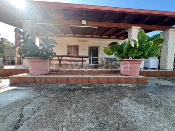 casa indipendente in vendita a Trani in zona Capirro