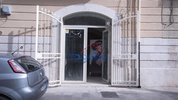 negozio in vendita a Trani in zona Borgo Ottocentesco