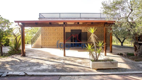 casa indipendente in vendita a Trani in zona Capirro