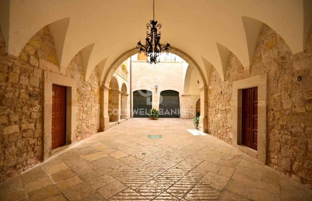 negozio in vendita a Trani in zona Borgo Medievale