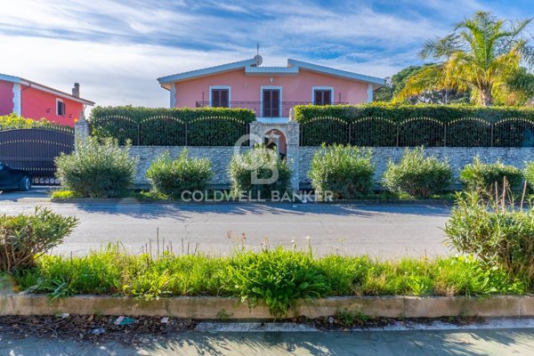 casa indipendente in vendita a Trani in zona Capirro