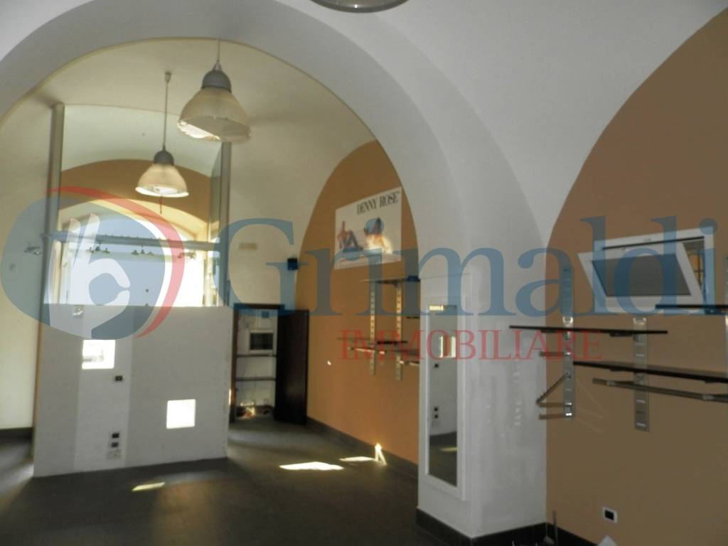 locale commerciale in vendita a Trani in zona Borgo Ottocentesco