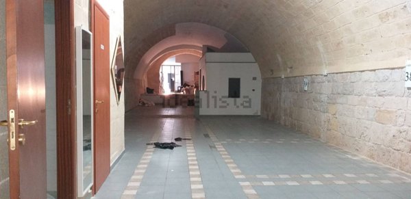 locale commerciale in vendita a Trani in zona Borgo Ottocentesco