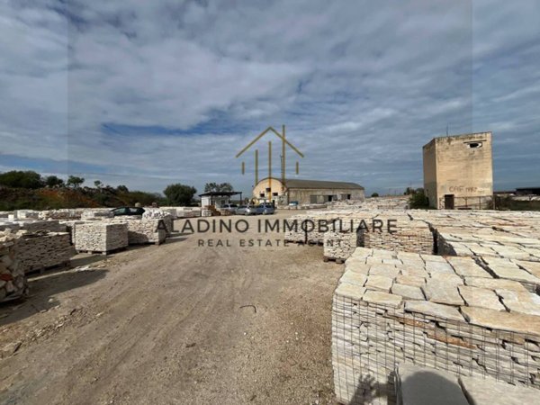 locale commerciale in vendita a Trani