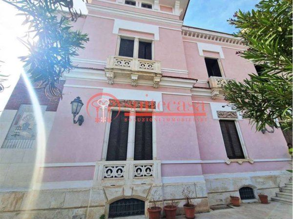 casa indipendente in vendita a Trani in zona Borgo Ottocentesco