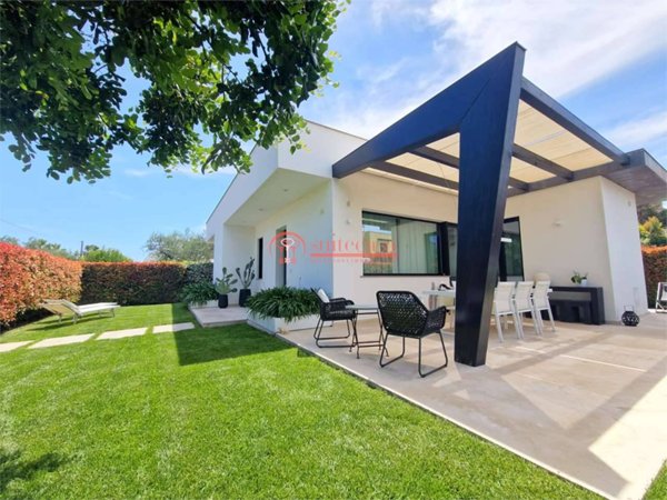 casa indipendente in vendita a Trani in zona Capirro