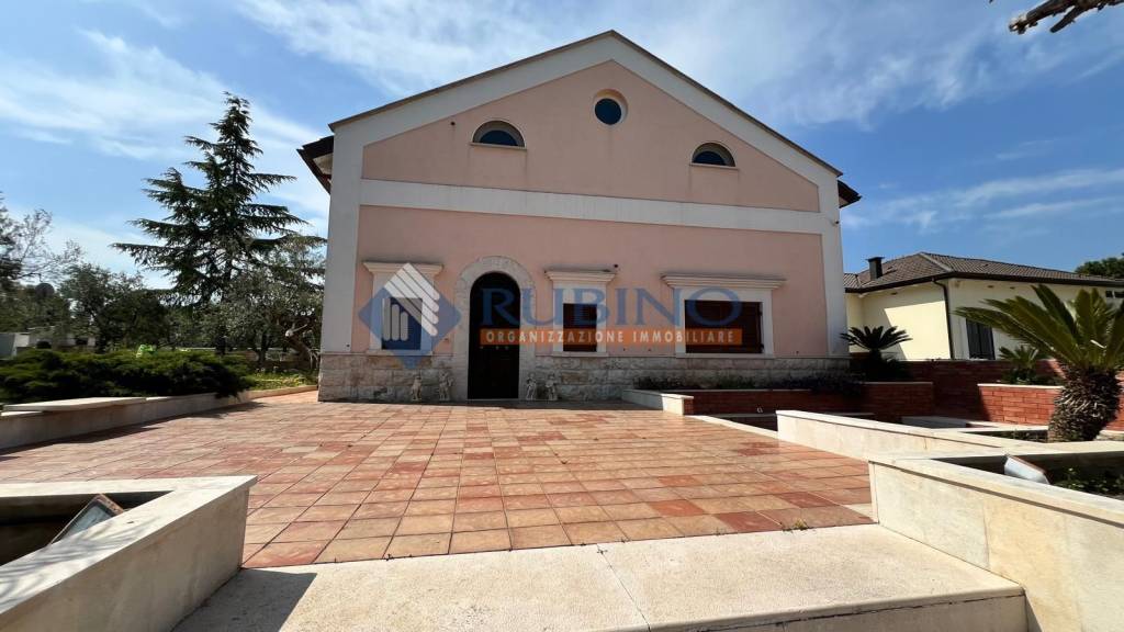 casa indipendente in vendita a Trani in zona Capirro