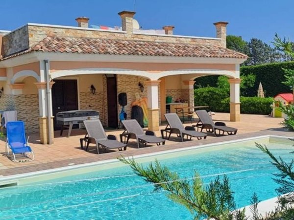 casa indipendente in vendita a Trani in zona Capirro