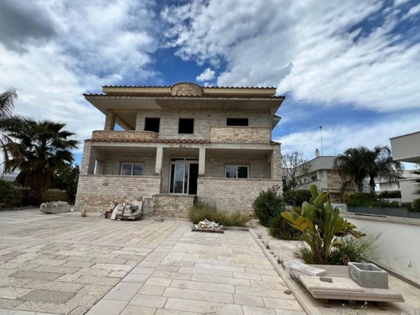 casa indipendente in vendita a Trani in zona Capirro
