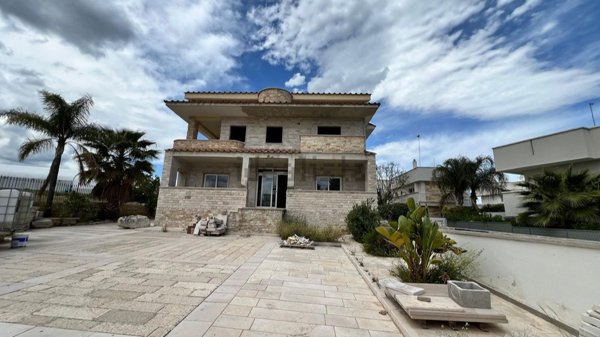 casa indipendente in vendita a Trani in zona Capirro