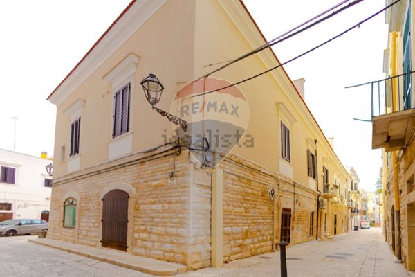 locale commerciale in vendita a Trani in zona Borgo Medievale