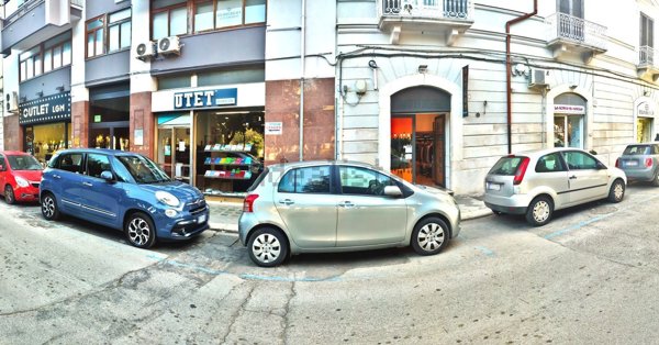 locale commerciale in vendita a Trani in zona Borgo Ottocentesco
