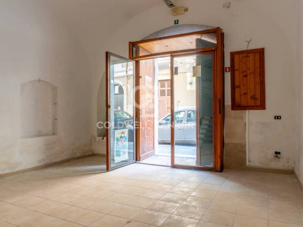 negozio in vendita a Trani in zona Borgo Ottocentesco