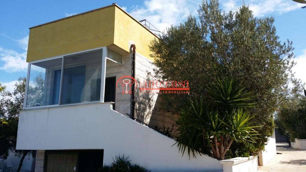 casa indipendente in vendita a Trani in zona Capirro