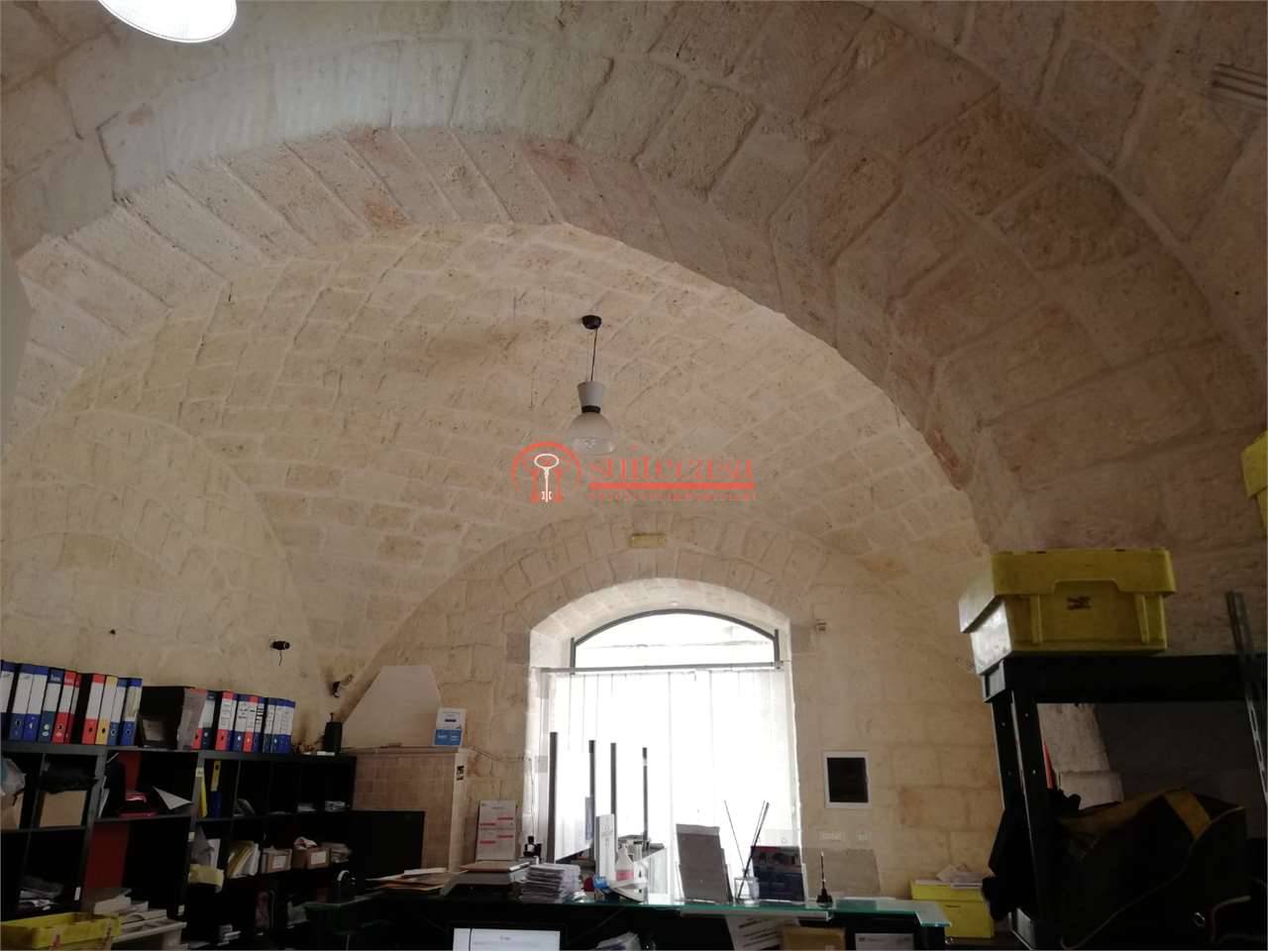 negozio in vendita a Trani in zona Borgo Ottocentesco