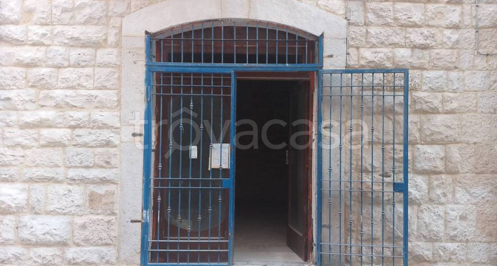 negozio in vendita a Trani in zona Borgo Medievale
