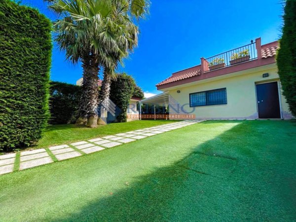 casa indipendente in vendita a Trani in zona Capirro