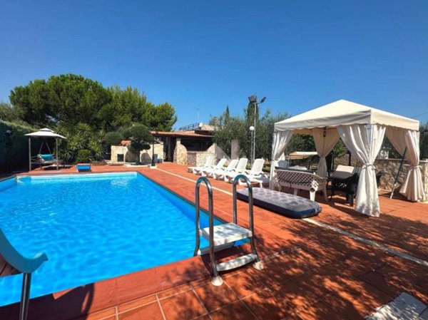 casa indipendente in vendita a Trani in zona Capirro