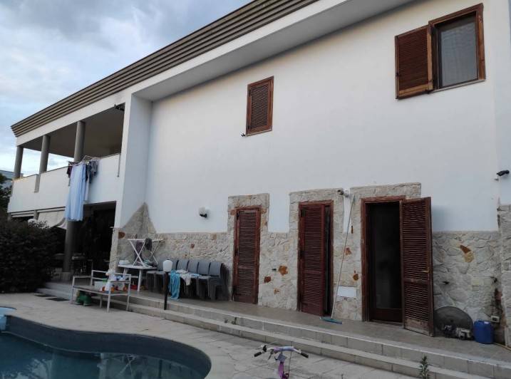 casa indipendente in vendita a Trani in zona Capirro