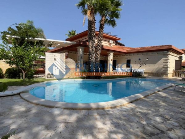 casa indipendente in vendita a Trani in zona Capirro