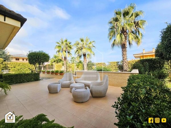 casa indipendente in vendita a Trani in zona Capirro