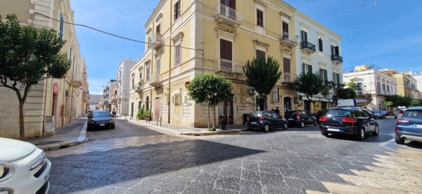 negozio in vendita a Trani in zona Borgo Ottocentesco