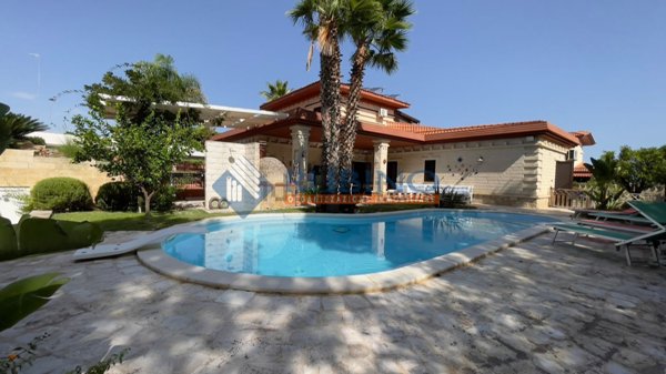 casa indipendente in vendita a Trani in zona Capirro