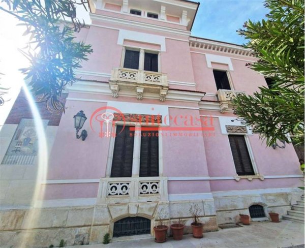 casa indipendente in vendita a Trani in zona Borgo Ottocentesco