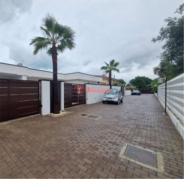 casa indipendente in vendita a Trani in zona Capirro