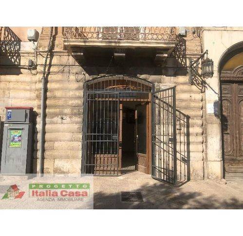 negozio in vendita a Trani in zona Borgo Medievale