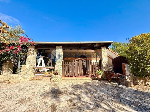 casa indipendente in vendita a Trani in zona Capirro