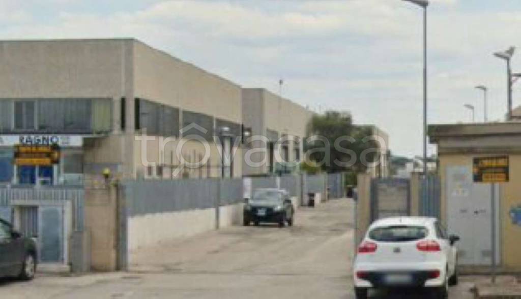 locale commerciale in vendita a Trani in zona Borgo Ottocentesco