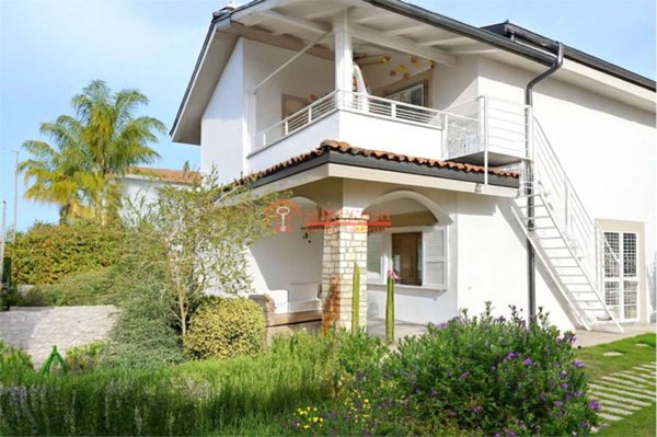 casa indipendente in vendita a Trani in zona Capirro