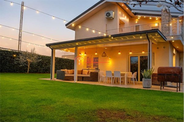 casa indipendente in vendita a Trani in zona Capirro