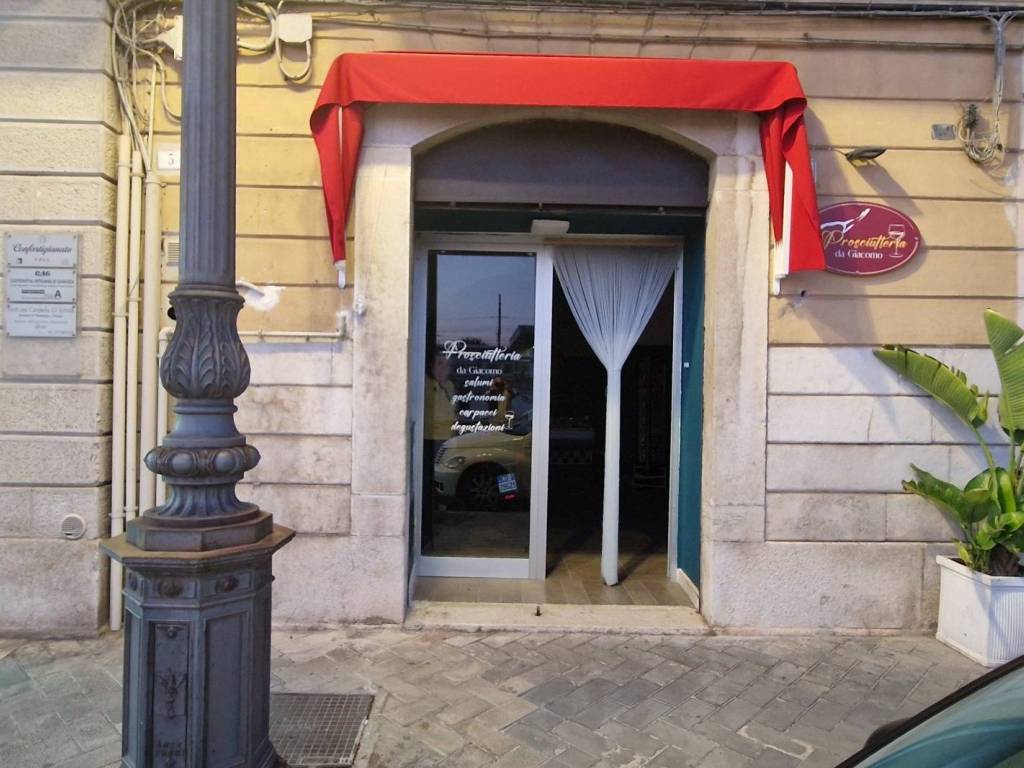 negozio in vendita a Trani