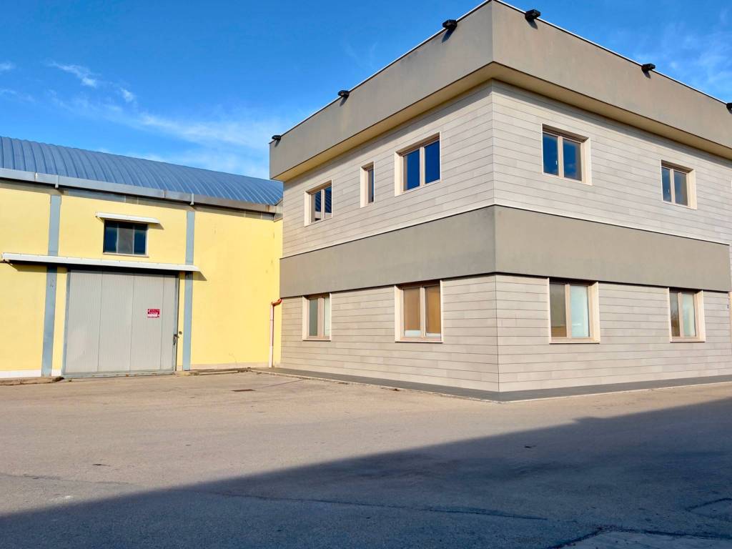 locale commerciale in vendita a Trani