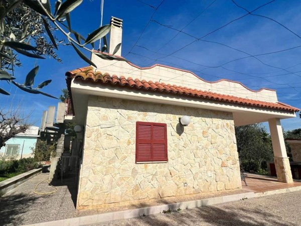 casa indipendente in vendita a Trani in zona Capirro