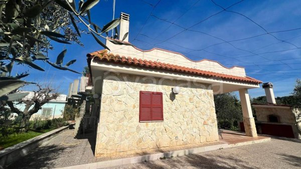 casa indipendente in vendita a Trani in zona Capirro