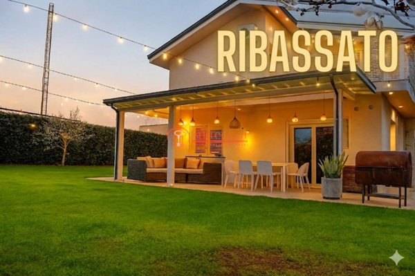 casa indipendente in vendita a Trani in zona Capirro