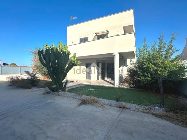 casa indipendente in vendita a Trani in zona Capirro