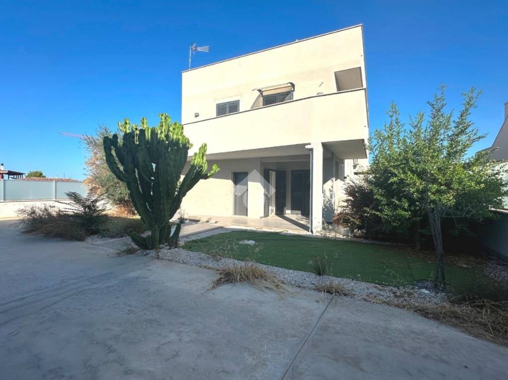 casa indipendente in vendita a Trani in zona Borgo Ottocentesco