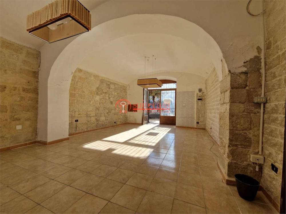 negozio in vendita a Trani in zona Borgo Medievale