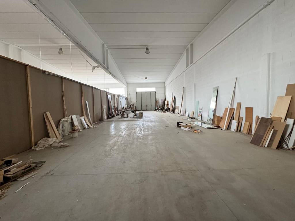 locale commerciale in vendita a Trani