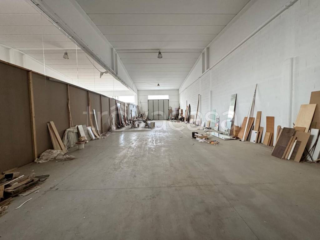 locale commerciale in vendita a Trani