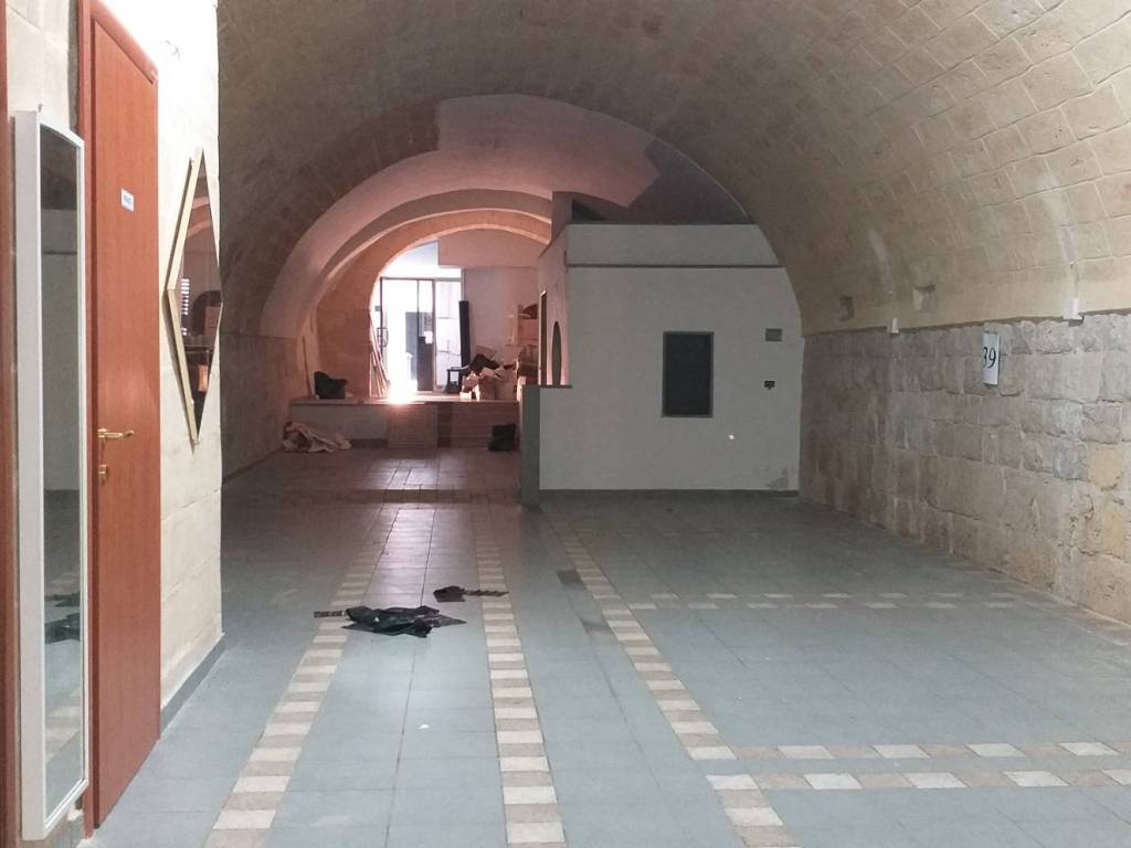 negozio in vendita a Trani in zona Borgo Medievale