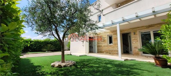 casa indipendente in vendita a Trani in zona Borgo Medievale